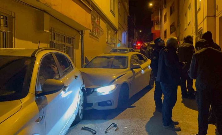 Park halindeki araçlara çarpan alkollü sürücü, polis ekiplerine askerlik anılarını anlattı