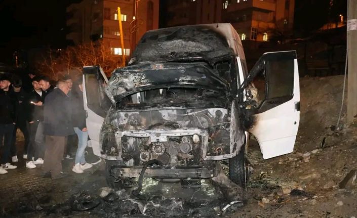 Park halindeki öğrenci servis minibüsünde yangın