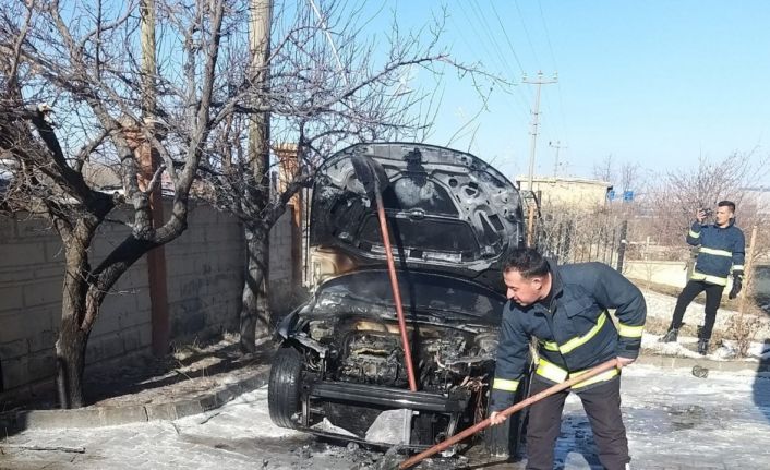 Park halindeki otomobil yandı