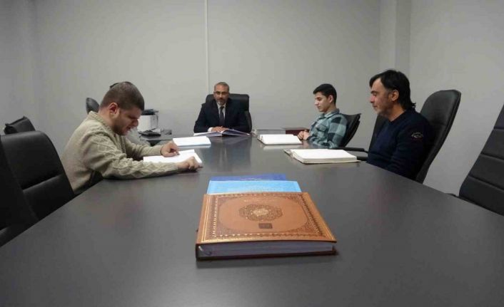 Parmakları gözleri oldu