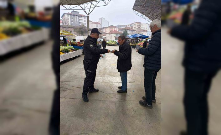 Pazara giden vatandaşlar tek tek uyarıldı