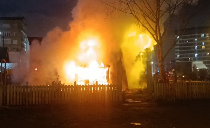 Pendik’te bungalov ev alev alev yandı