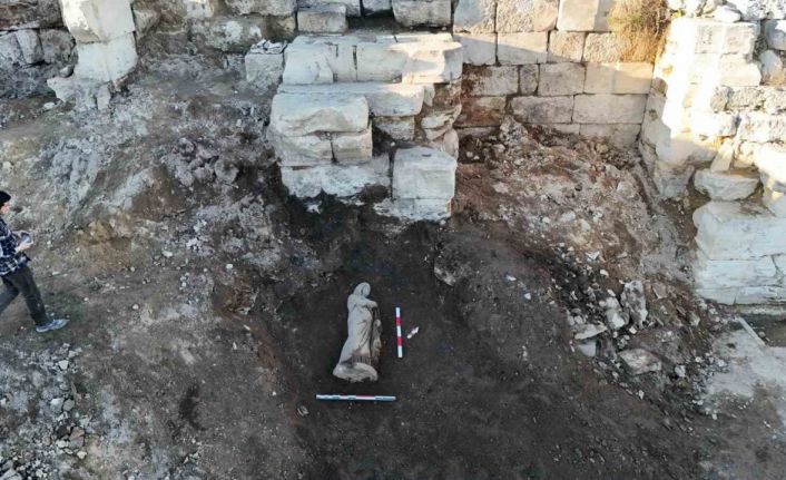 Perge Antik Kenti’nde beş yeni heykel gün yüzüne çıkarıldı