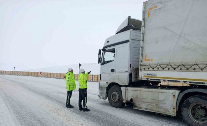 Polisten yolda kalan araçlara yardım eli