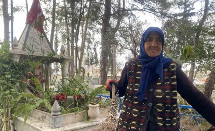 Raziye teyze 20 yıldır mezarlığı tek başına temizliyor