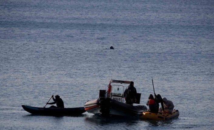 Rüzgara yenik düşerek botla açığa sürüklenen 3 kişiyi deniz polisi kurtardı