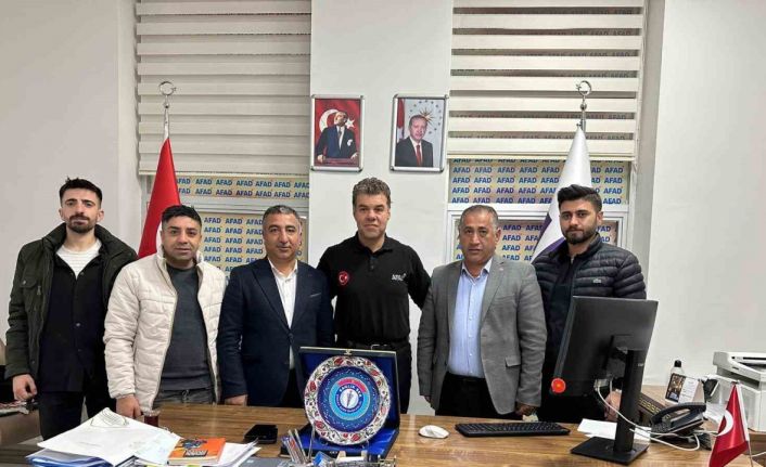 Sağlık-Sen Şırnak Şubesinden İşlek’e plaket