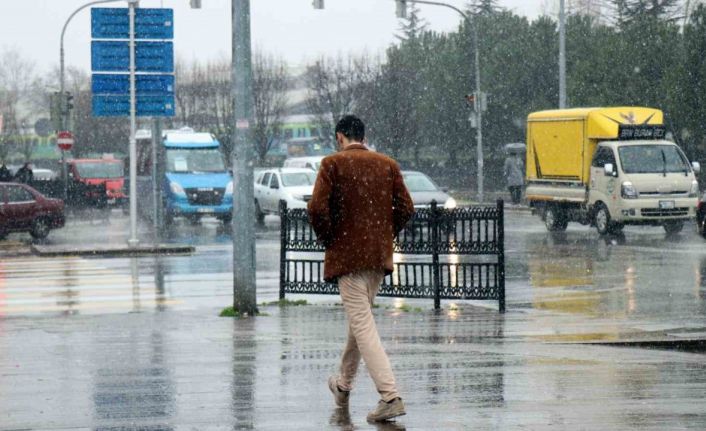 Sakarya’da şehir merkezinde kar yağışı başladı