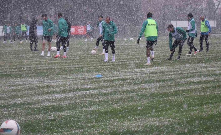 Sakaryaspor, Çorum FK mesaisini kar altında sürdürdü