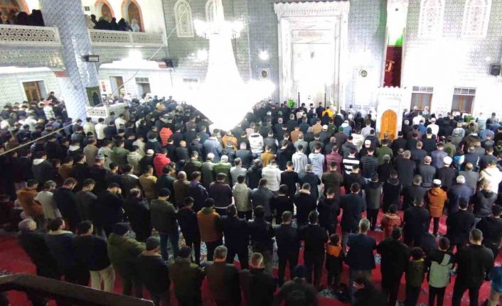 Şanlıurfa’da ilk teravih namazı kılındı