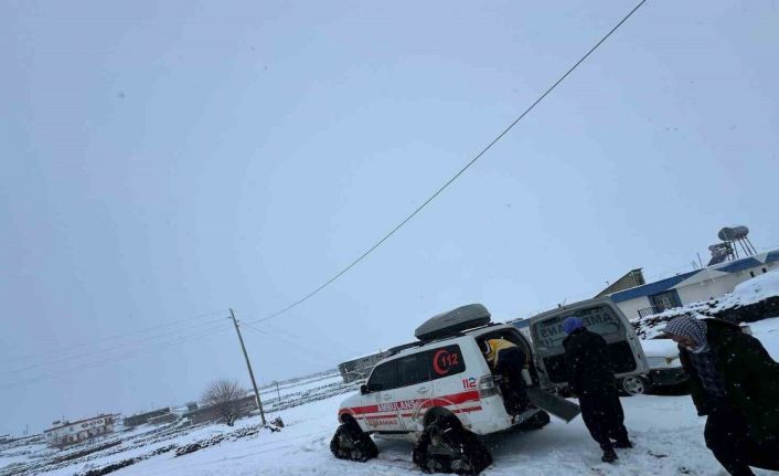 Şanlıurfa’da kardan yollar kapandı, hastalara paletli ambulans ile ulaşıldı