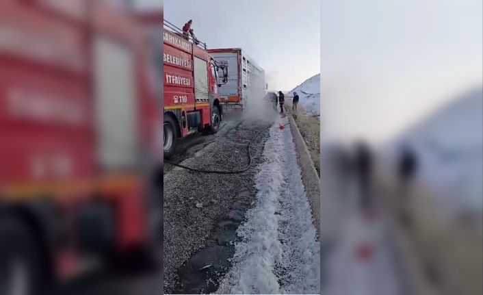 Sarıkamış’ta lastiği patlayan tır alev aldı