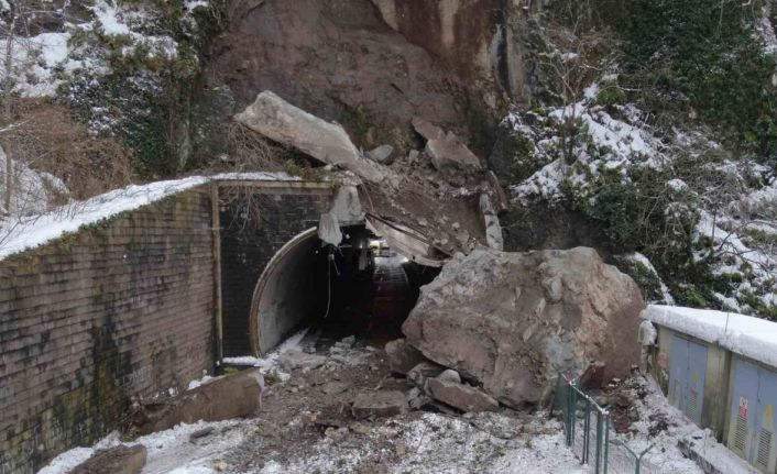 Sarp kara yolu ulaşıma kapandı ekipler çalışma başlattı
