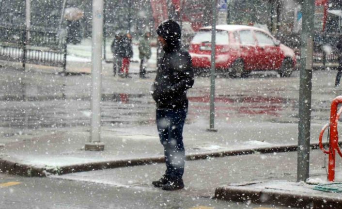Şehir merkezinde lapa lapa kar: Yarım saatte araçlar ve yerler beyaza büründü