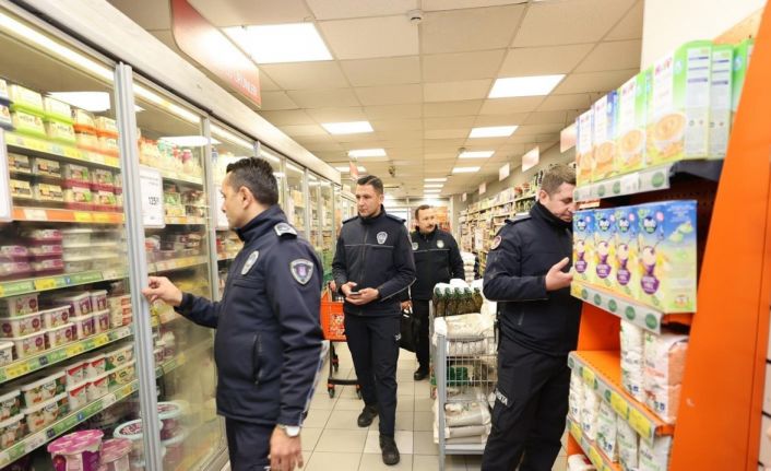 Şehzadeler Belediyesi zabıtası marketleri mercek altına aldı