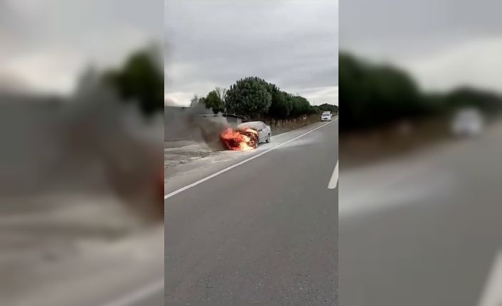 Seyir halindeki otomobil alev alev yandı