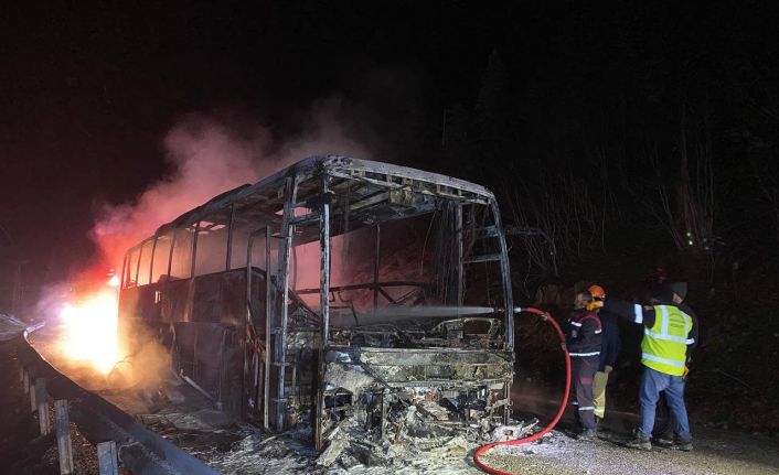 Seyir halindeki yolcu otobüsü alev alev yandı