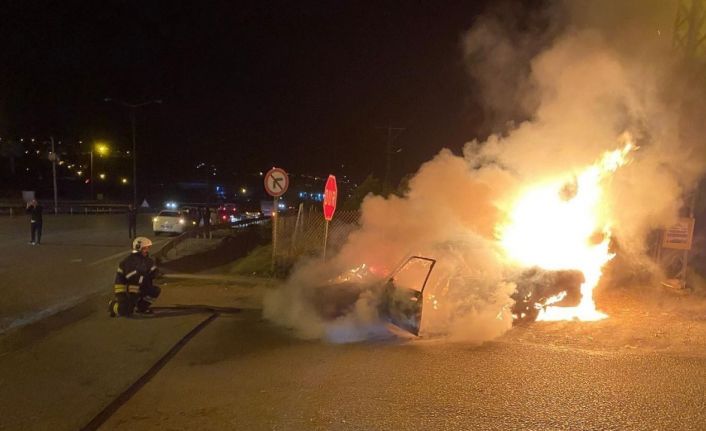 Seyir halindeyken yanmaya başlayan Tofaş otomobil alevlere teslim oldu