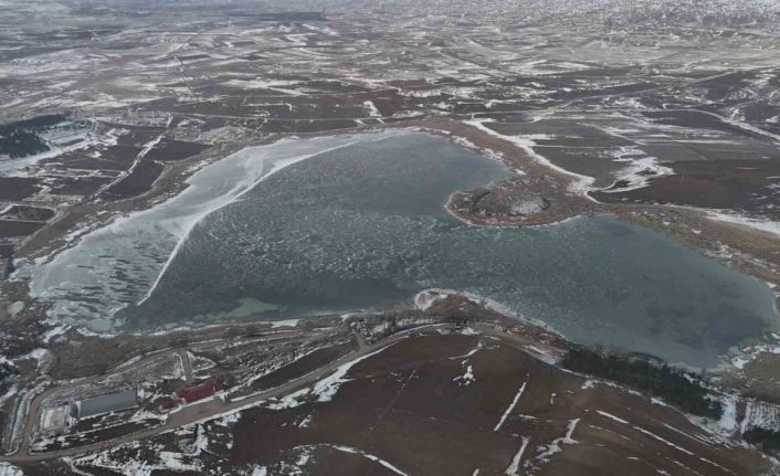Sibirya soğuklarının etkili olduğu kentte, koruma altındaki göl dondu