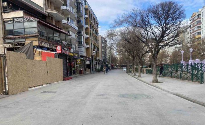 Sıcaklık eksi derecelere düşünce Eskişehir’in işlek caddesi sessizleşti