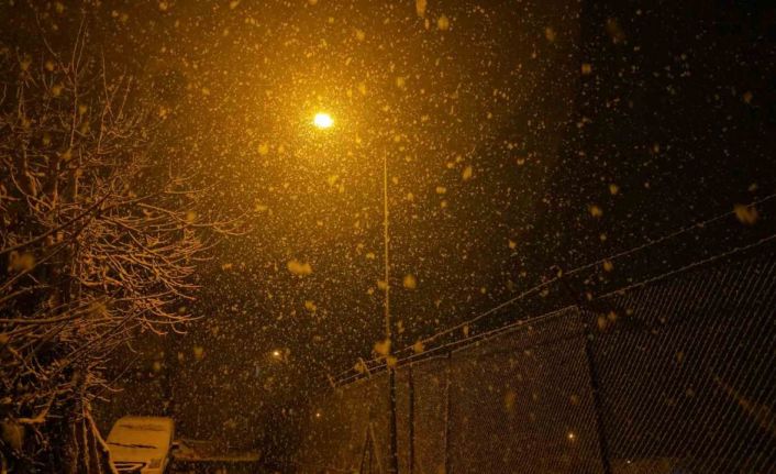 Siirt’te kar yağışı şehri beyaza bürüdü