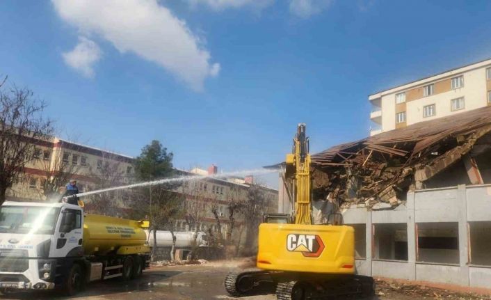 Siirt’te metruk binaların yıkımı devam ediyor