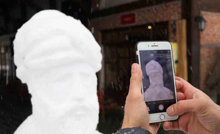 Âşık Ruhsati anısına ölüm yıl dönümünde kardan büstünü yaptılar