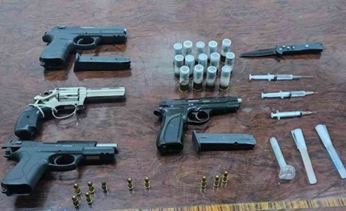 Silah ve uyuşturucu madde ile yakalanan 4 kişi gözaltına alındı