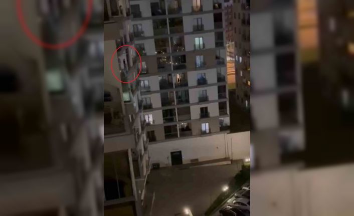 Sinir krizi geçirdi, ne var ne yok camdan aşağı attı