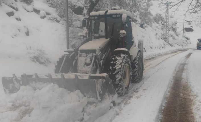 Şırnak’ta kar yağışı nedeniyle kapanan yollar açılıyor