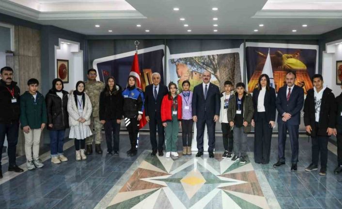 Şırnak’tan Çanakkale’ye geziye gelen öğrenciler Vali Ömer Toraman’ı ziyaret etti