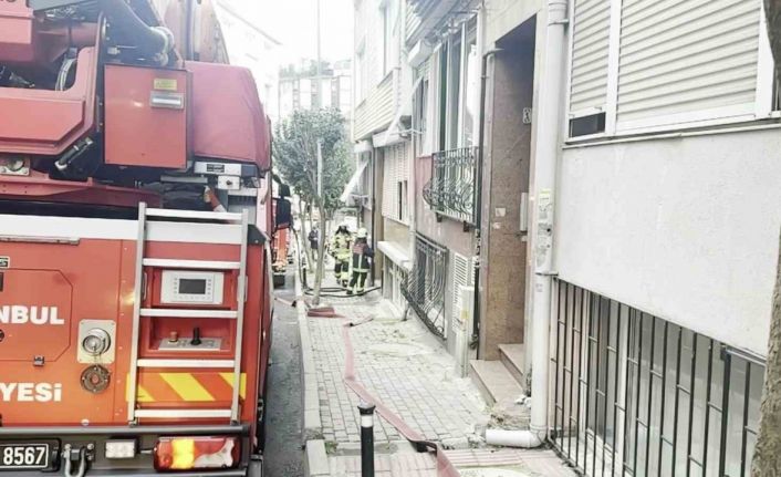 Şişli’de 4 katlı bir binada yangın paniği: Yaşlı kadın dumandan etkilendi