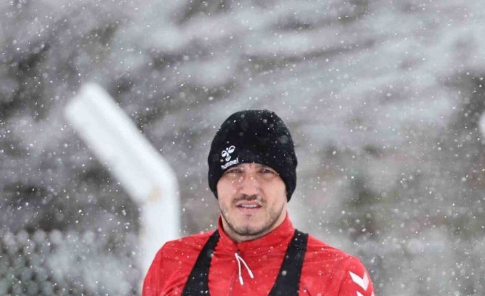 Sivasspor, kar yağışı altında Beşiktaş maçının hazırlıklarına başladı
