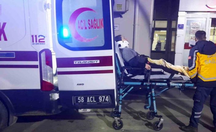 Sivas’ta minibüs hafif ticari araçla çarpıştı: 7 yaralı