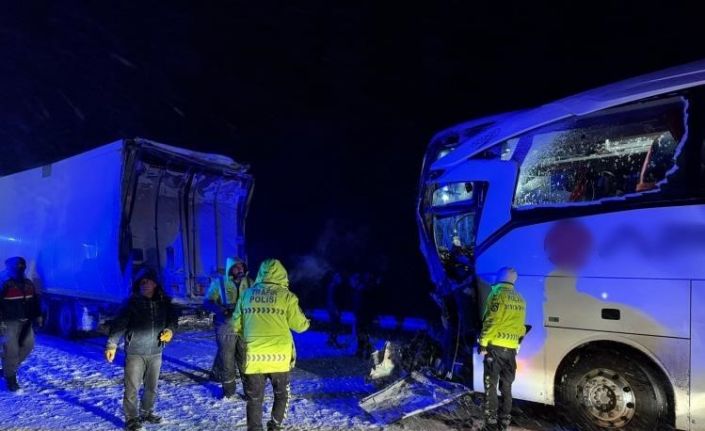 Sivas’ta otobüs kazası: 1’i ağır 13 yaralı