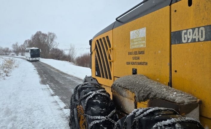 Sivas’ta yoğun kar ve tipi ulaşımda aksamalara neden oldu