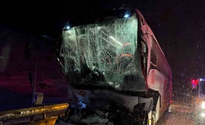 Sivas’ta yolcu otobüsü park halindeki tıra çarptı, 1’i ağır 13 kişi yaralandı