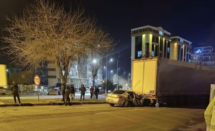 Siverek’te otomobil tıra ok gibi saplandı: 3 yaralı