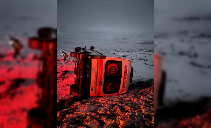 Siverek’te yoğun kar nedeniyle kontrolden çıkan ambulans şarampole devrildi