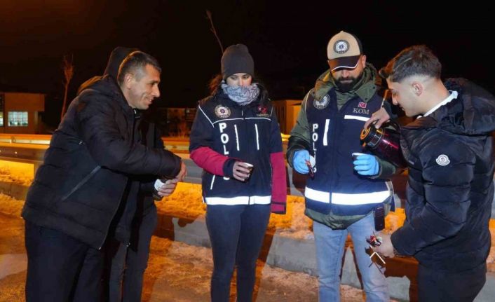 Soğuk gecede Bayburt polisinden sıcak jest