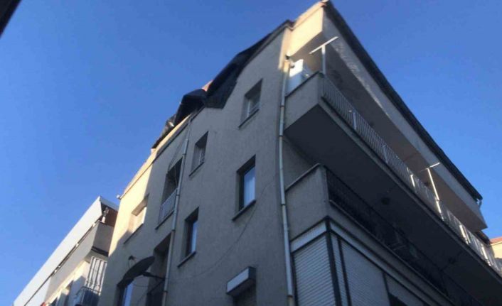 Söke’de fırtına apartman çatısını uçurdu