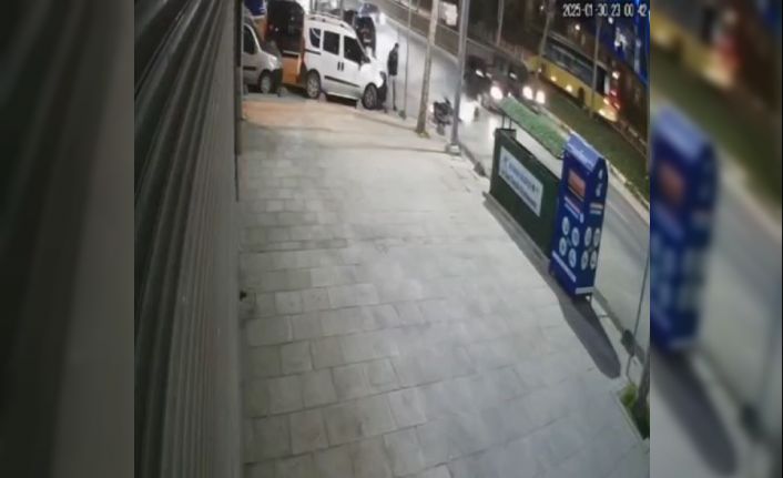 Sultangazi’de feci kaza kamerada: Motosikletliye çarparak kaçtı