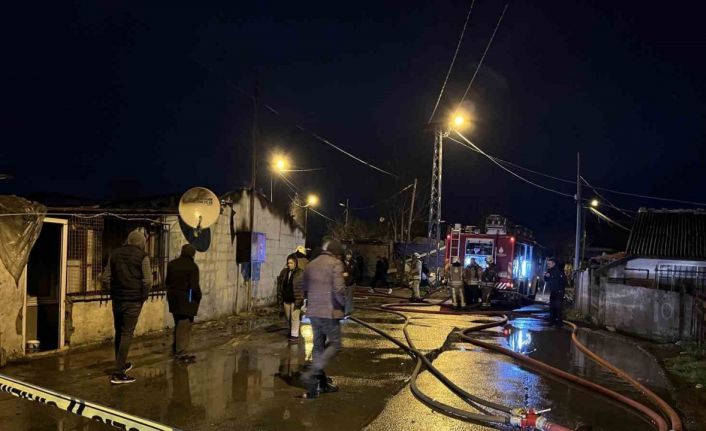 Sultangazi’de gecekondudaki yangın iş yerine sıçradı