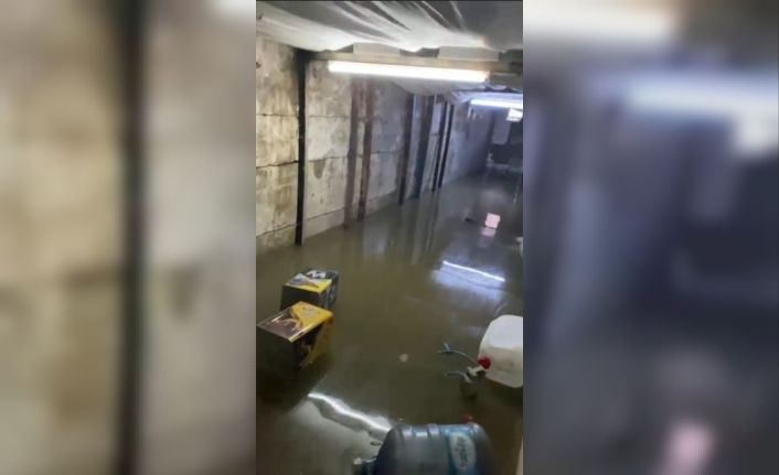 Sultangazi’de yağış sonrası rögar taştı, bir iş yeri atık suların altında kaldı