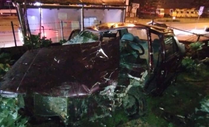 Sürücü direksiyon hakimiyetini kaybetti otomobil bahçeye uçtu