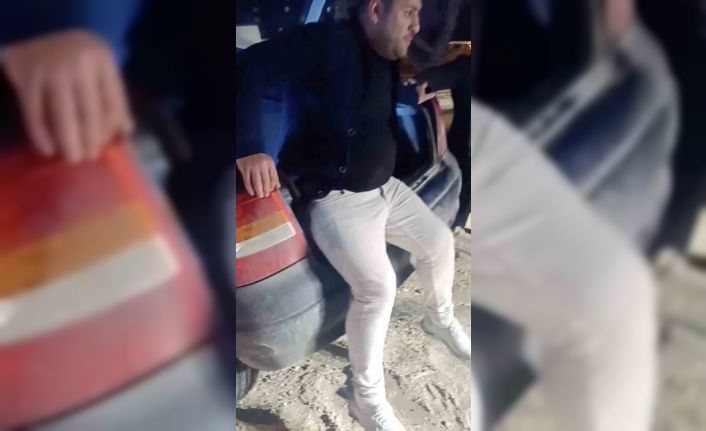 Suya gömülen aracının bagajında oturarak yardım bekledi