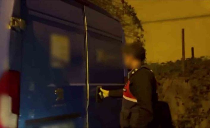 Taklit ettikleri kargo aracı ile kaçakçılık yaparken yakalandılar