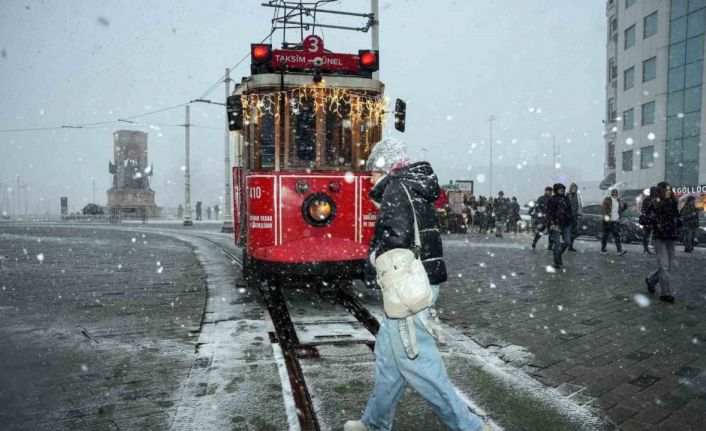 Taksim’de akşam saatlerinde kar yağışı etkili oldu