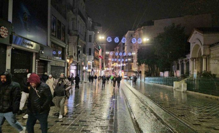 Taksim’de kar yağışı etkili oldu