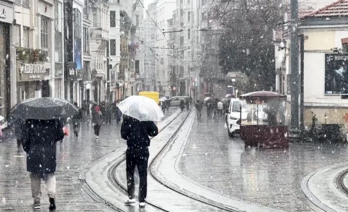 Taksim’de kar yağışı etkili olmaya başladı